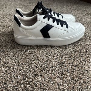 Dr. Scholl’s White and Black Sneakers